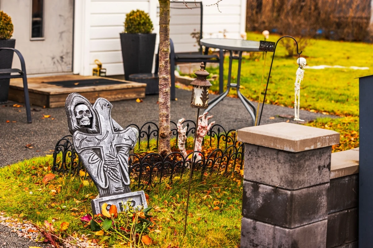 W Szwecji każdego roku kilkadziesiąt osób zostaje błędnie uznanych za zmarłych na skutek żartu lub pomyłki. Najnowszy i szeroko opisywany w krajowych mediach przypadek Jonathana Ravelina pokazuje, jak poważne konsekwencje może mieć tzw. „śmierć administracyjna” i jak trudno dochodzić sprawiedliwości w takich sytuacjach.