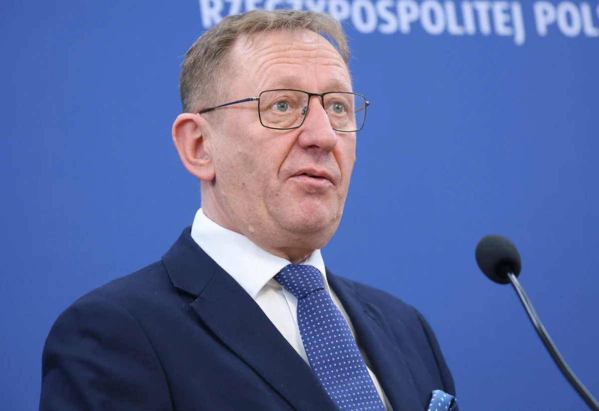 Były minister rolnictwa w rządzie PiS, Robert Telus, stanowczo zaprzecza, jakoby miał wiedzę o kontrowersyjnej sprzedaży gruntów w Zabłotni wiceprezesowi firmy Dawtona. Sprawa budzi emocje ze względu na powiązania z planowaną linią kolei dużych prędkości do CPK oraz wątpliwości wokół decyzji administracyjnych. Telus twierdzi, że "nie miał żadnej wiedzy", a z wiceprezesem Dawtony Andrzejem Wielgomasem spotkał się w kontekście "kryzysu na rynku warzyw oraz  owoców miękkich (głównie malin)".