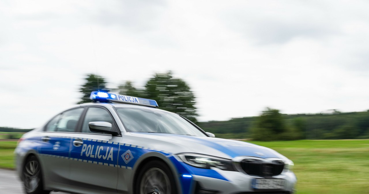 wiadomości,aktualności,Interia Policjanci ruszyli w pościg za kierowcą. Nagle radiowóz zjechał z jezdni
