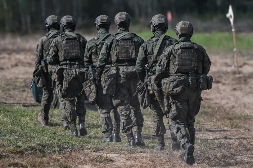 Zapytano o obowiązkową służbę wojskową. Zmiana nastrojów, jest sondaż