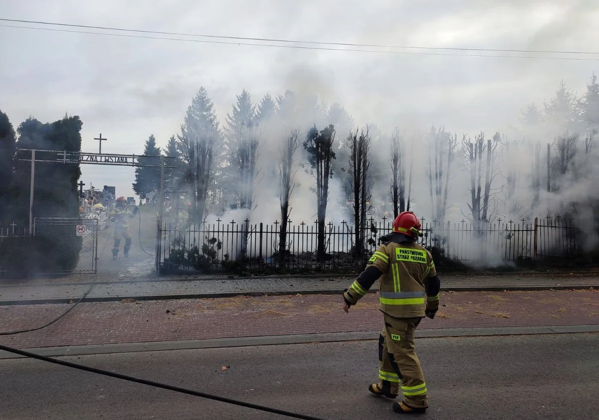Strażacy z komendy w Jarosławiu na Podkarpaciu apelują o ostrożność przy korzystaniu ze zniczy i pozbywaniu się odpadów na cmentarzu. To efekt niedzielnego pożaru na terenie nekropolii w Kidałowicach. 