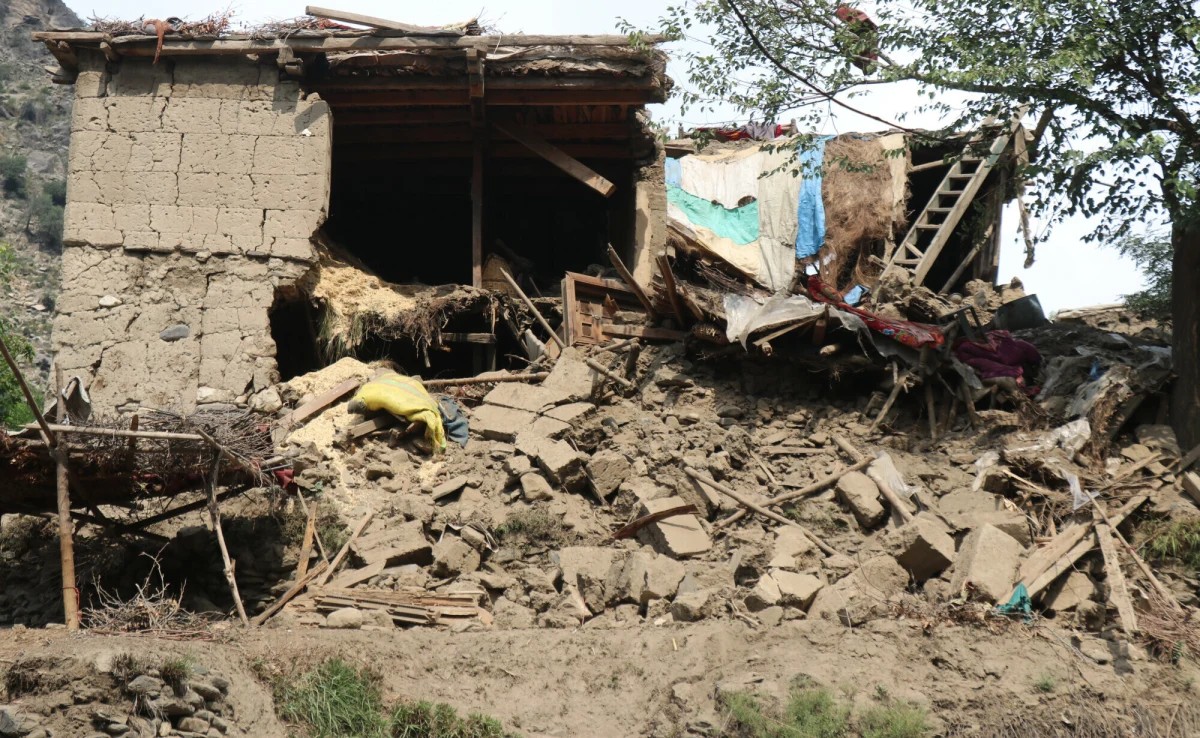 Silne trzęsienie ziemi nawiedziło w niedzielę północy Afganistan, powodując śmierć co najmniej 20 osób i obrażenia u ponad 300 kolejnych. Zniszczeniu uległy m.in. historyczne zabytki, a ratownicy przez całą noc walczyli o dotarcie do poszkodowanych.