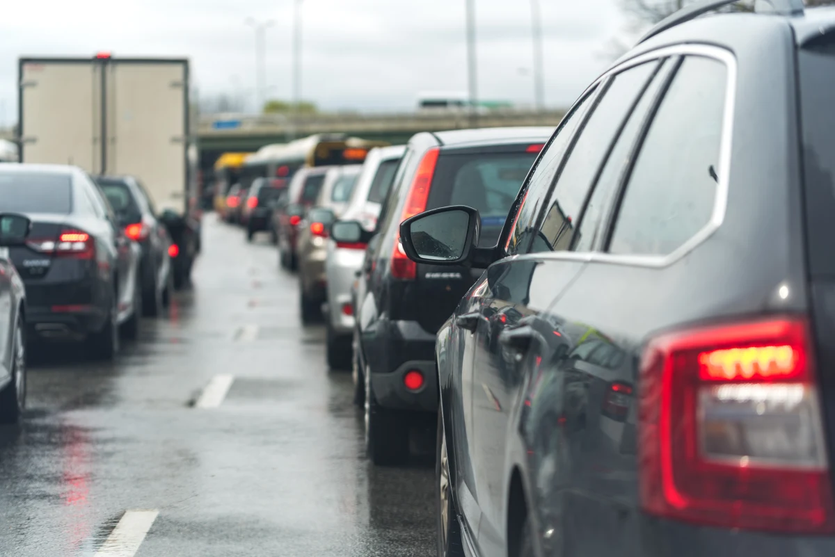 Potężny korek występował na autostradzie A4 między Mysłowicami a Katowicami w poniedziałkowy poranek. Jak informował reporter RMF FM Marcin Buczek, sznur aut ciągnął się na odcinku kilku kilometrów. Od północy w regionie było 9 wypadków i niemal 50 kolizji. Potrącono trzech pieszych. Jazdę utrudniał również deszcz. Warunki dla kierowców nadal są trudne. 