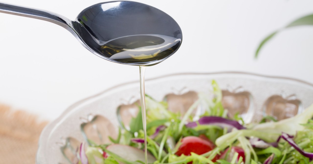 Łyżka dziennie wystarczy, by skóra wyglądała młodziej. Polej nim sałatkę