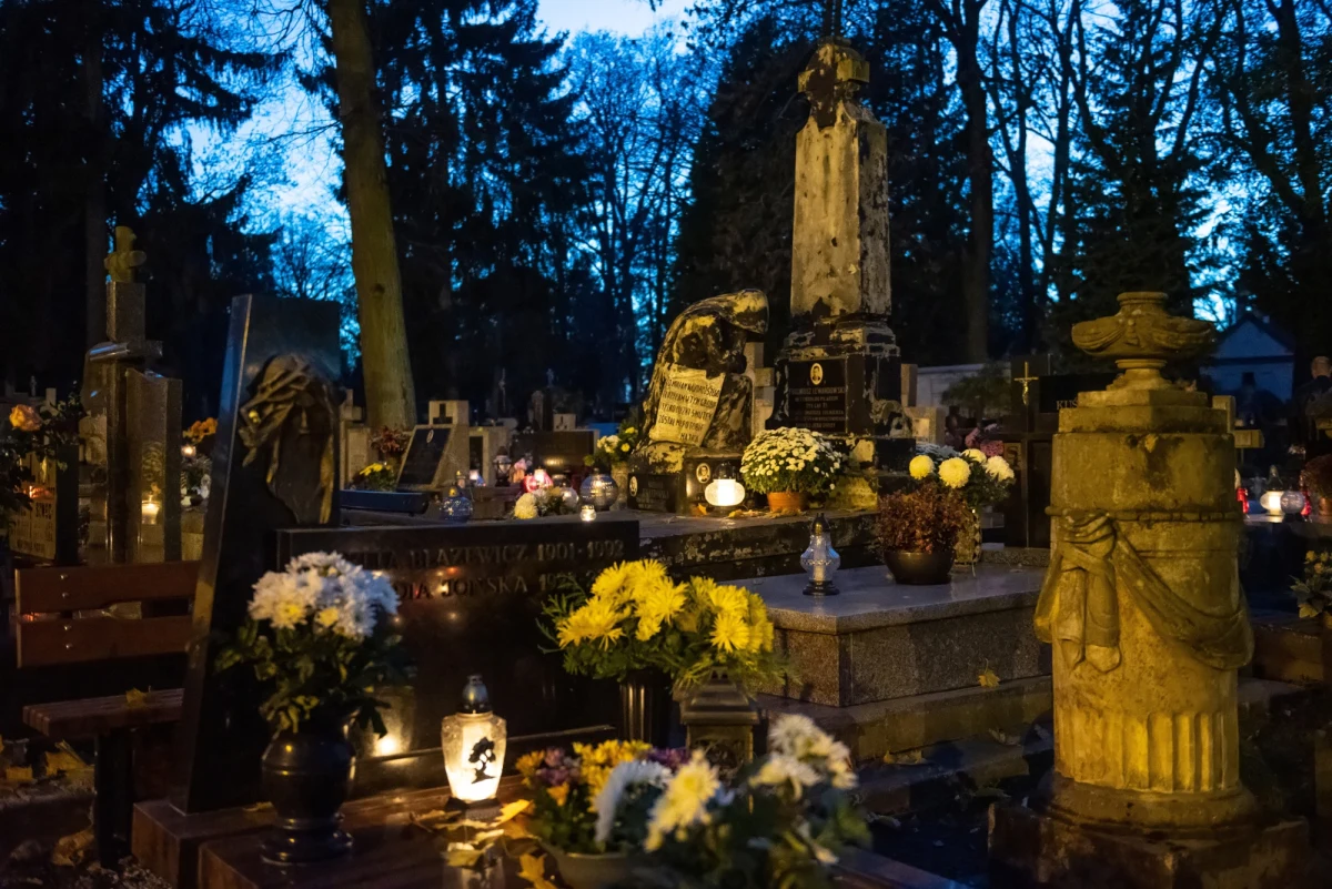 Ponad 90 tys. zł na odnowę zabytkowych nagrobków zebrano w czasie tegorocznej kwesty na cmentarzu przy ul. Lipowej w Lublinie. Brali w niej udział m.in. artyści, politycy i uczniowie.