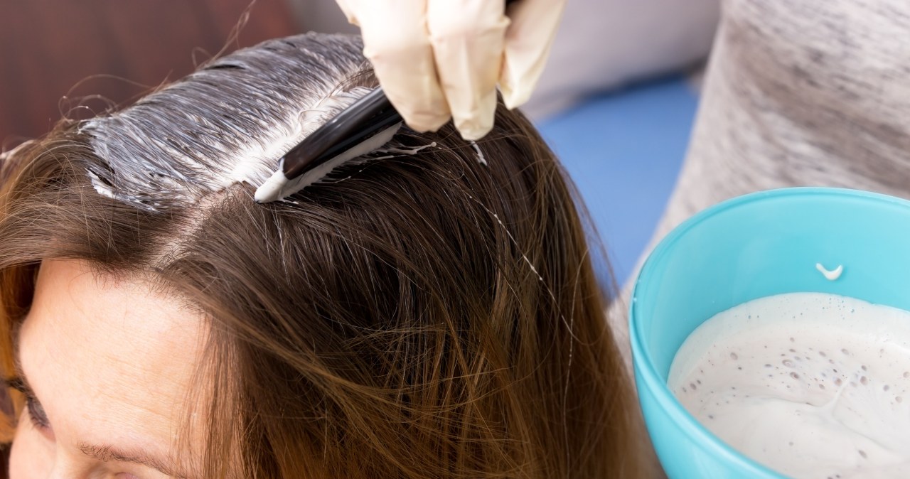 Zapomnij o siwych odrostach. Domowa płukanka, a efekt jak z salonu