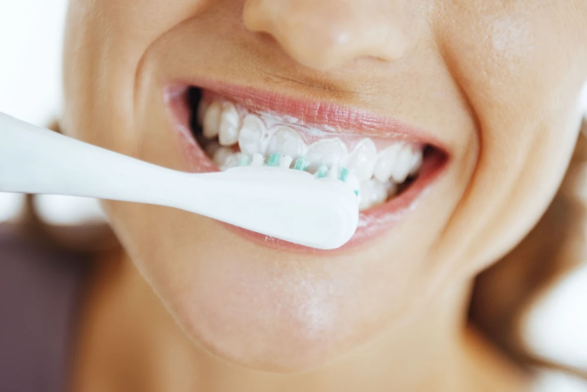 Wydaje się, że mycie zębów to prosta czynność, którą każdy z nas wykonuje niemal automatycznie. Jednak według ekspertów cytowanych przez BBC, nawet najbardziej sumienni mogą popełniać błędy, które negatywnie wpływają na zdrowie jamy ustnej. Sprawdź, jakie mity na temat higieny zębów są najczęstsze i jak naprawdę dbać o zdrowy uśmiech.