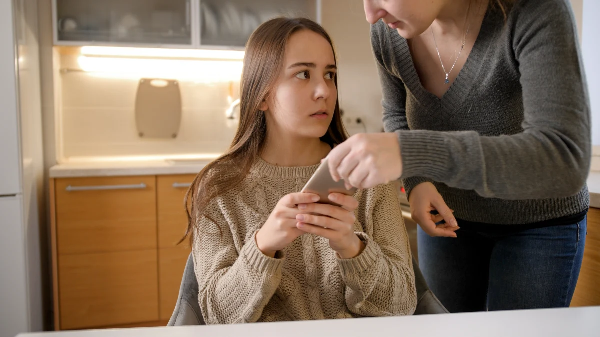 Nastolatki spędzają w internecie niemal jedną piątą doby. Co czwarty młody Polak odczuwa fizyczne skutki nadużywania telefonu, a problem uzależnień cyfrowych narasta w zastraszającym tempie – alarmuje najnowszy raport NASK. Dlaczego dzieci nie potrafią oderwać się od ekranów? Jakie są objawy uzależnienia i gdzie szukać pomocy? Odpowiedzi szukamy w „Wykładzie otwartym” w internetowym Radiu RMF24 w rozmowie z dr Kamilą Skrobot, psychiatrą i psychoterapeutką z Oddziału Klinicznego Psychiatrii Dziecięcej w Krakowie.