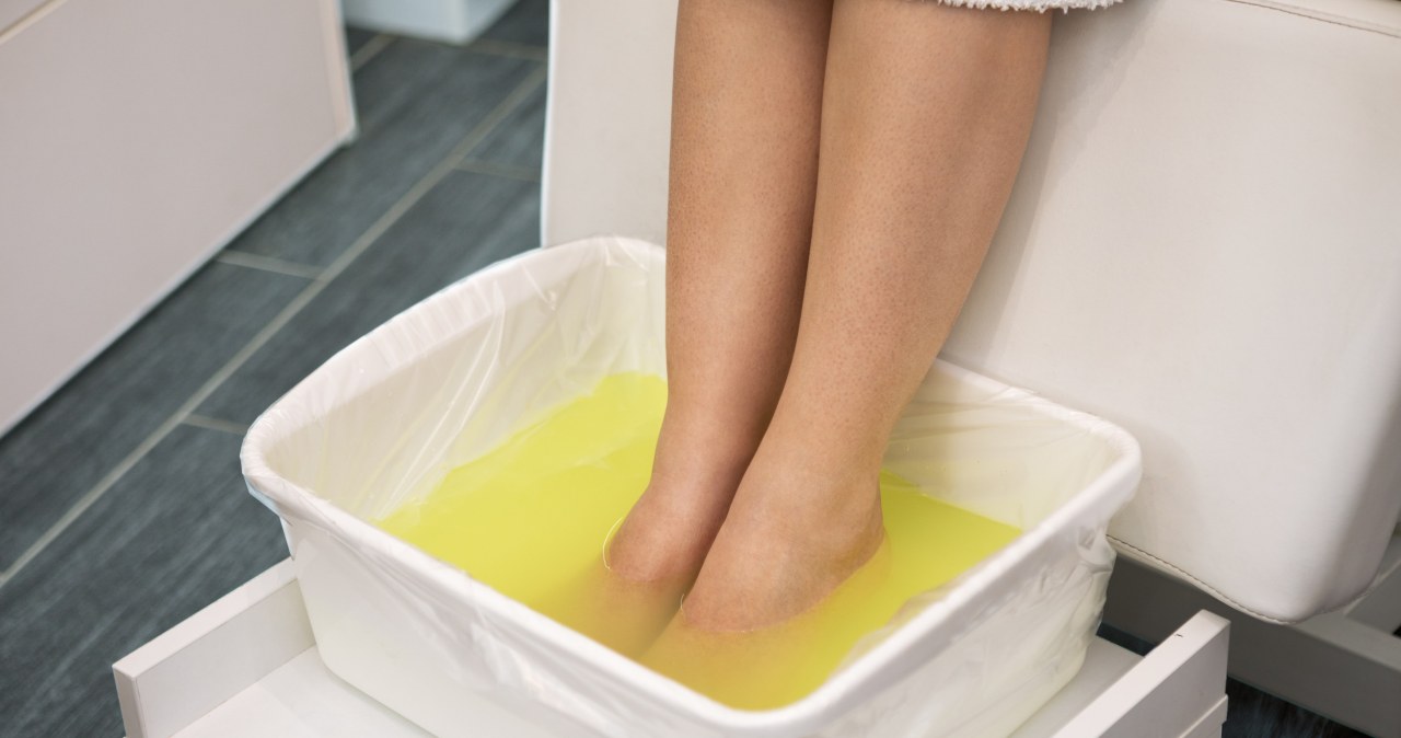 Wrzuć do miednicy i zanurz stopy. Zmiękcza grubsze, żółte zrogowacenia