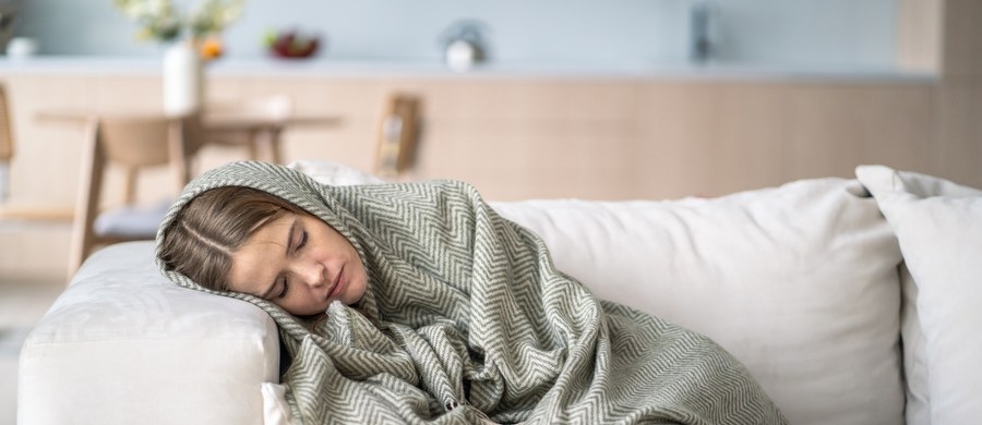 Jesienią mamy mniej słońca, rośnie więc w tym czasie zapotrzebowanie na witaminę D3 – którą warto suplementować, choćby z tego względu, że wzmacnia odporność. W sezonie infekcyjnym jest zatem niezwykle ważna, aby utrzymać: zdrowie, dobrą kondycję i lepsze samopoczucie. O tym, że warto ją uzupełniać – często zapominamy. Według danych, nawet 90 proc. Polaków cierpi na niedobór witaminy D3. Jakie sygnały wysyła organizm, gdy jej nam brakuje?