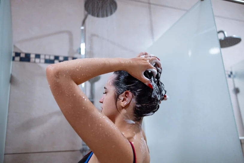 Ten nawyk pod prysznicem niszczy włosy szybciej, niż myślisz
