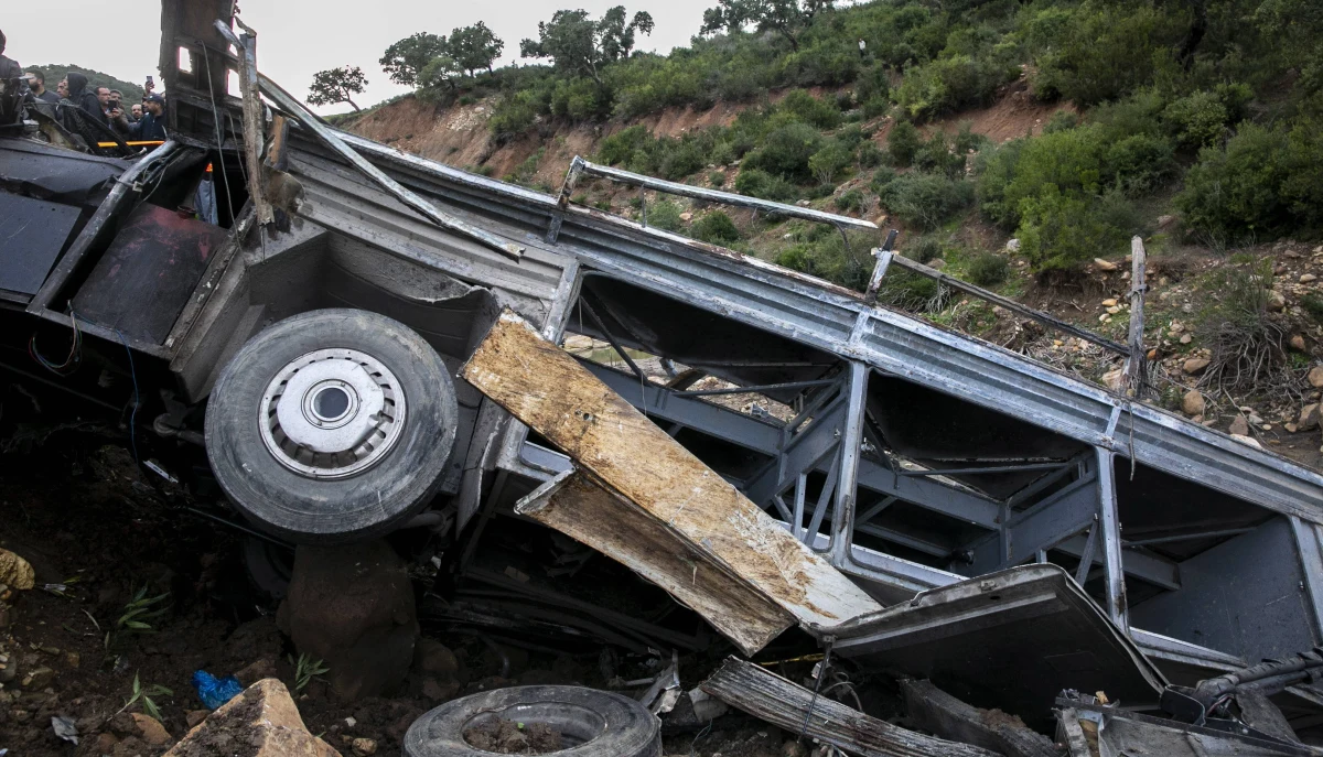 Na drodze w południowych Indiach doszło do tragicznego w skutkach wypadku - ciężarówka załadowana betonowym kruszywem zderzyła się z autobusem. Zginęło co najmniej 20 osób.