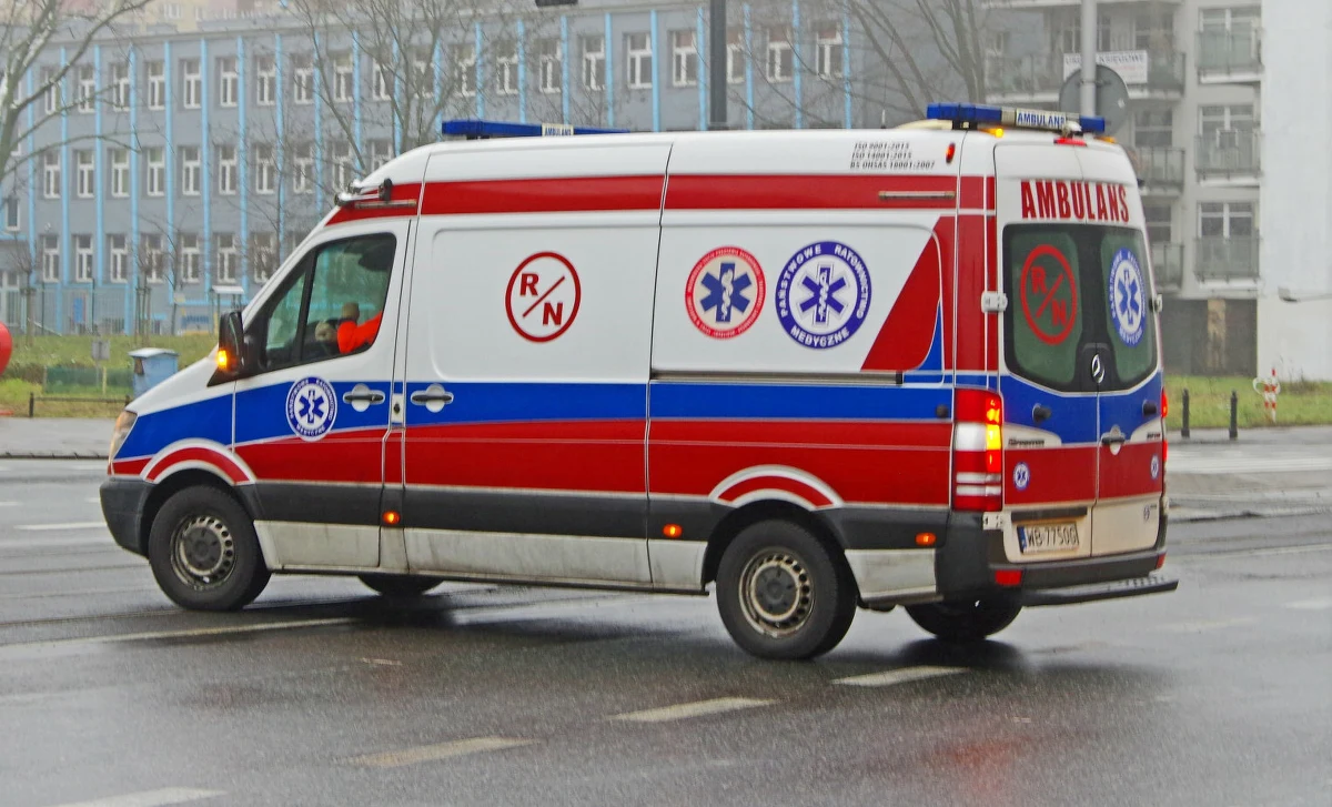 7-latek z warszawskiego Ursusa nie żyje. Chłopiec w niedzielę wieczorem jadł żelki. Najprawdopodobniej zasnął, mając je w buzi i w nocy się nimi zadławił. Gdy rano rodzice weszli do pokoju dziecka, już nie oddychało. Gdy ratownicy przyjechali na miejsce, walczyli o jego życie przez godzinę. Nie udało się go uratować.