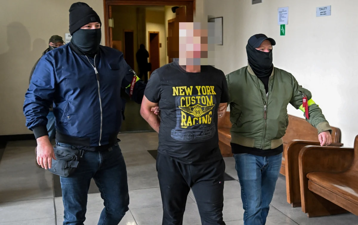 ​Sześć zarzutów usłyszał antyukraiński aktywista i patostreamer Piotr N. ps. Nazar. Jadący samochodem mężczyzna został zatrzymany w piątek przez gdyńskich policjantów. W jego organizmie wykryto zakazane substancje. Sąd zadecydował w poniedziałek o dozorze policyjnym dla 44-letniego mężczyzny.