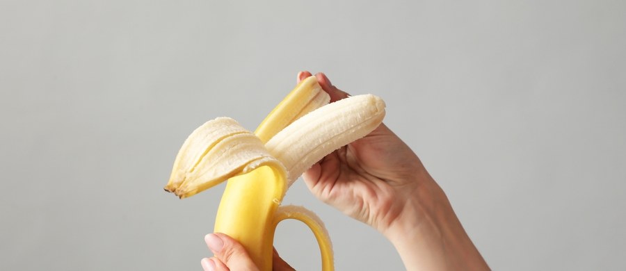 Banan jest pożywny, szybko zaspokaja głód, nadaje się do tego, żeby zabrać go ze sobą do szkoły, pracy czy w podróż. Po prostu wkładamy go do plecaka, obieramy ze skórki i można jeść… Stop! A czy zanim spakowaliśmy to drugie śniadanie – owoc został dokładnie umyty i osuszony? Nie, bo przecież go obieramy? A co możemy zobaczyć, gdy skórkę banana weźmiemy pod lupę?