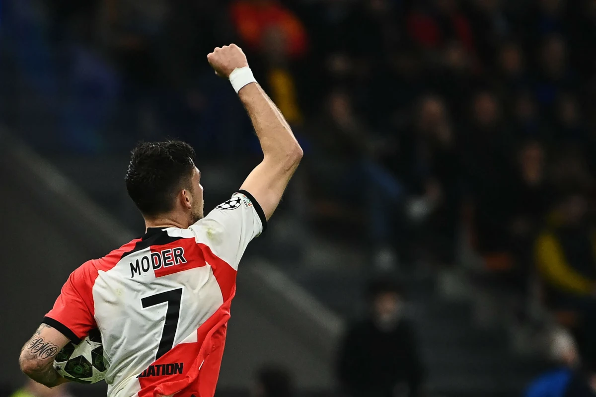 Jakub Moder - reprezentant Polski i piłkarz Feyenoordu Rotterdam - przeszedł operację w związku z kontuzją pleców. Wszystko wskazuje na to, że czeka go kilkumiesięczna przerwa od gry. 