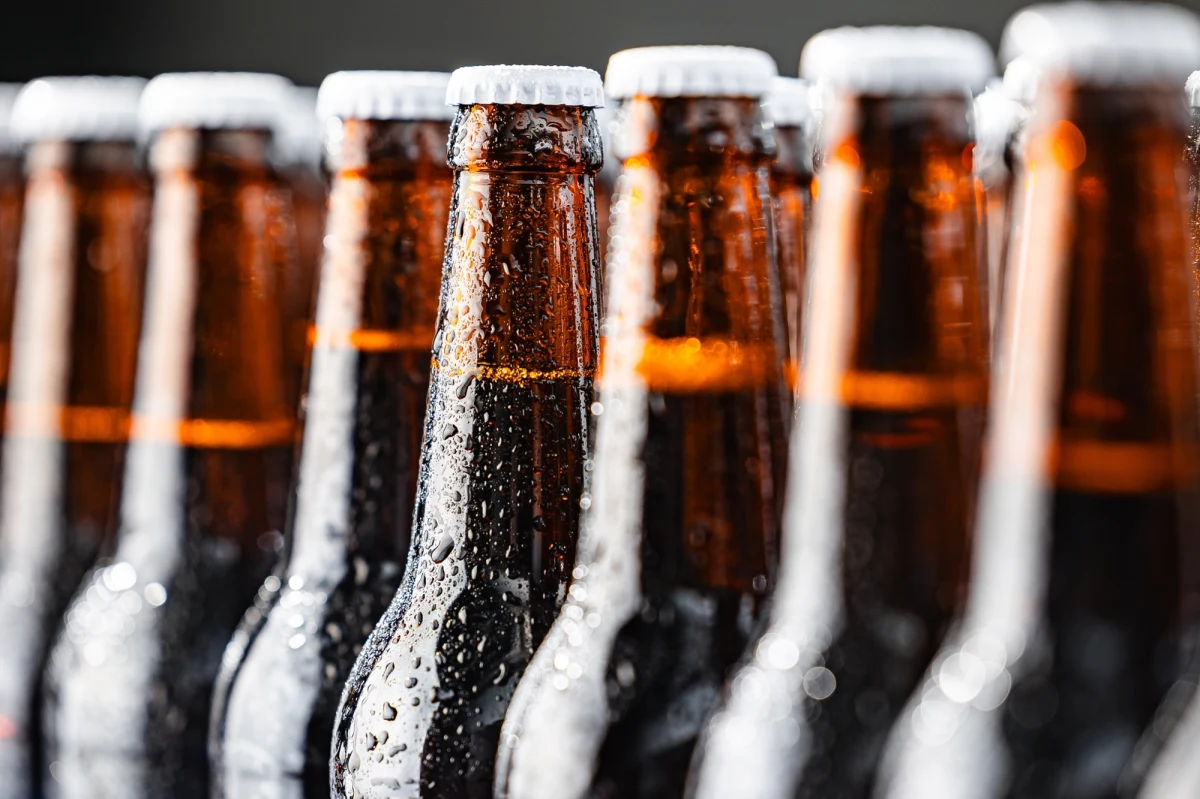 Niezwykła podróż w czasie czeka miłośników piwa na Wyspach Brytyjskich. Edynburski browar Innis & Gunn ogłosił, że już wkrótce powstanie wyjątkowy trunek inspirowany legendarną Arctic Ale - piwem, które towarzyszyło brytyjskiej ekspedycji na biegun północny w XIX wieku. Co więcej, do jego produkcji zostanie wykorzystana… oryginalna butelka tego historycznego piwa, która przetrwała aż 150 lat.