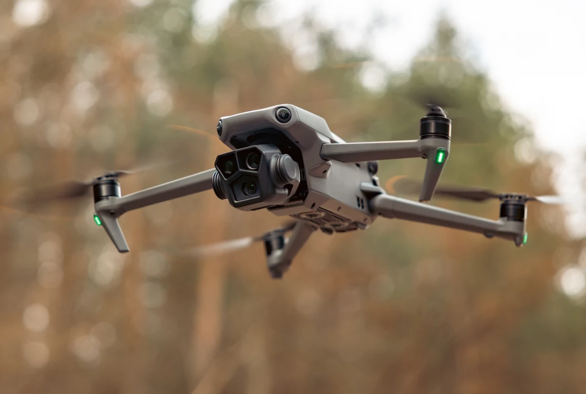 "W weekend zarejestrowano przeloty dronów w pobliżu bazy Kleine-Brogel, gdzie przechowywana jest amerykańska broń jądrowa" - potwierdził belgijski minister obrony Theo Francken. Uznał incydent za możliwą operację szpiegowską.