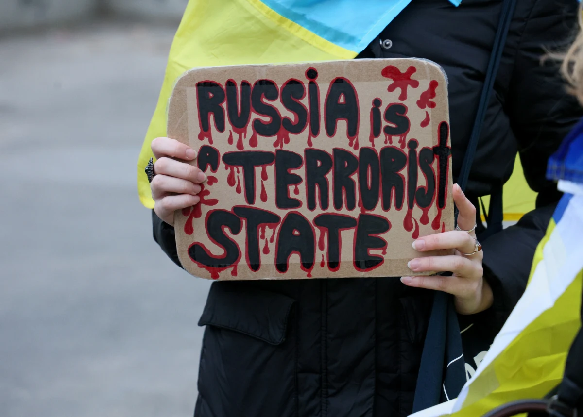 Służba Bezpieczeństwa Ukrainy (SBU) poinformowała o zidentyfikowaniu rosyjskiego bojownika, który dopuścił się brutalnego aktu przemocy wobec ukraińskiego jeńca. Według ustaleń śledczych to Wołodymyr Połupołtinnych, dowódca jednego z pułków Ługańskiej Republiki Ludowej (ŁRL). Osobiście miał wyciąć nożem znak "Z" na czole pojmanego żołnierza. Mężczyzna został zaocznie poinformowany o postawieniu mu zarzutów dotyczących popełnienia zbrodni wojennej.