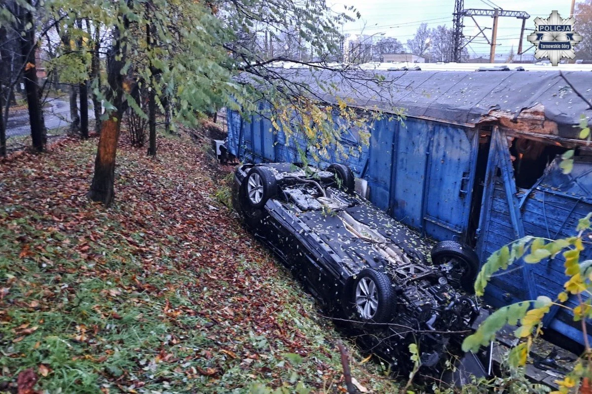 Kierujący volkswagenem 18-latek pod wpływem alkoholu doprowadził do dachowania w rejonie ul. Sienkiewicza w Tarnowskich Górach w województwie śląskim. W aucie znajdował się 17-latek, który również był na podwójnym gazie. Trafił do szpitala. Do wypadku doszło z niedzieli na poniedziałek w nocy.
