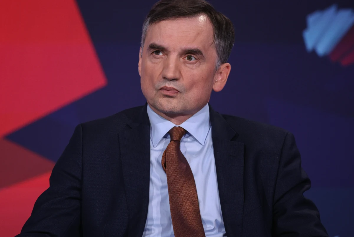 Zbigniew Ziobro poinformował o złożeniu zawiadomienia do prokuratury przeciwko ministrowi sprawiedliwości Waldemarowi Żurkowi oraz podległym mu prokuratorom. Sprawa dotyczy ujawnienia szczegółów śledztwa dotyczącego samego Ziobry, które miały trafić do mediów.