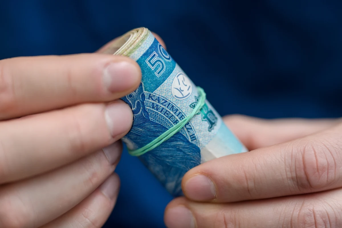 Centralne Biuro Antykorupcyjne zatrzymało trzy osoby w ramach śledztwa dotyczącego przyjęcia korzyści majątkowych przez osoby pełniące funkcje publiczne. Sprawa dotyczy zamówień na rzecz placówek ochrony zdrowia. Wartość nielegalnych korzyści szacowana jest na około 110 tysięcy złotych.