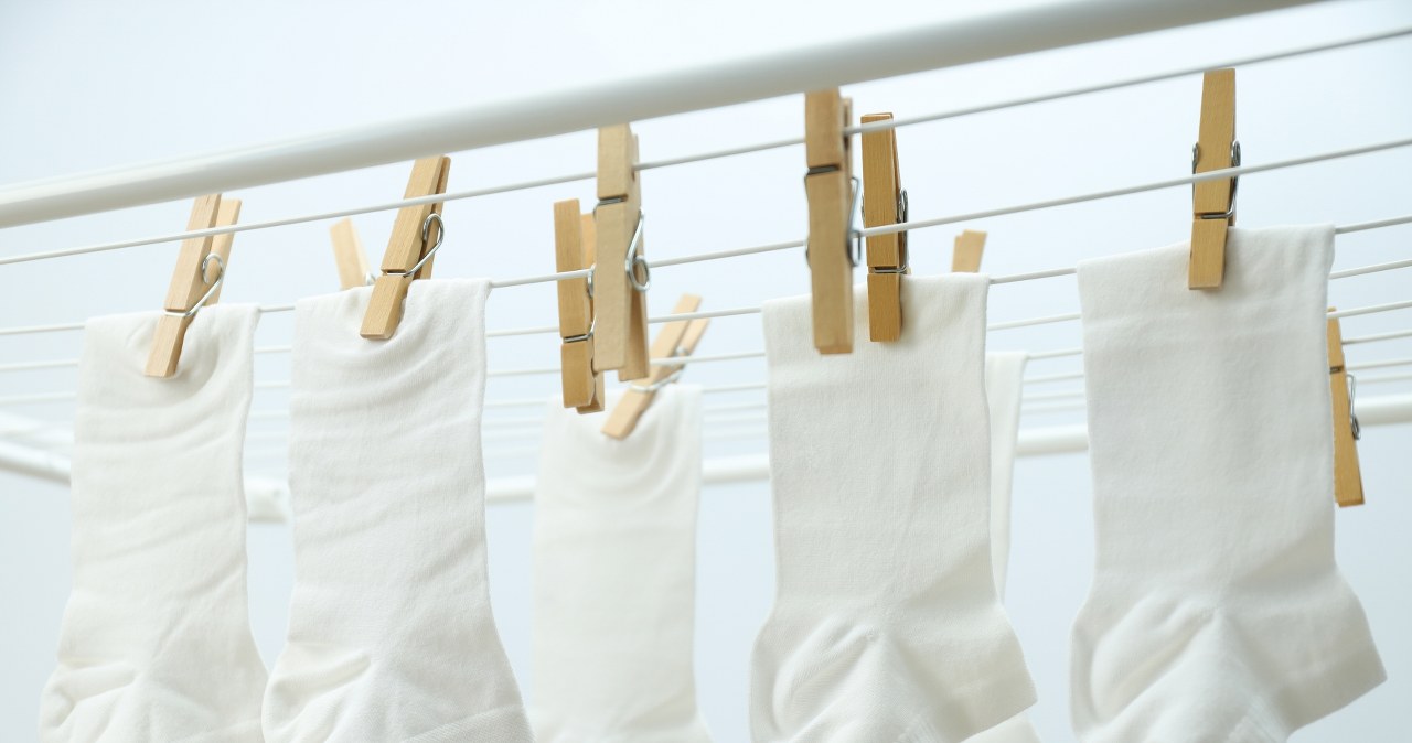 Namocz w tym białe skarpetki. Będą śnieżnobiałe bez użycia wybielacza