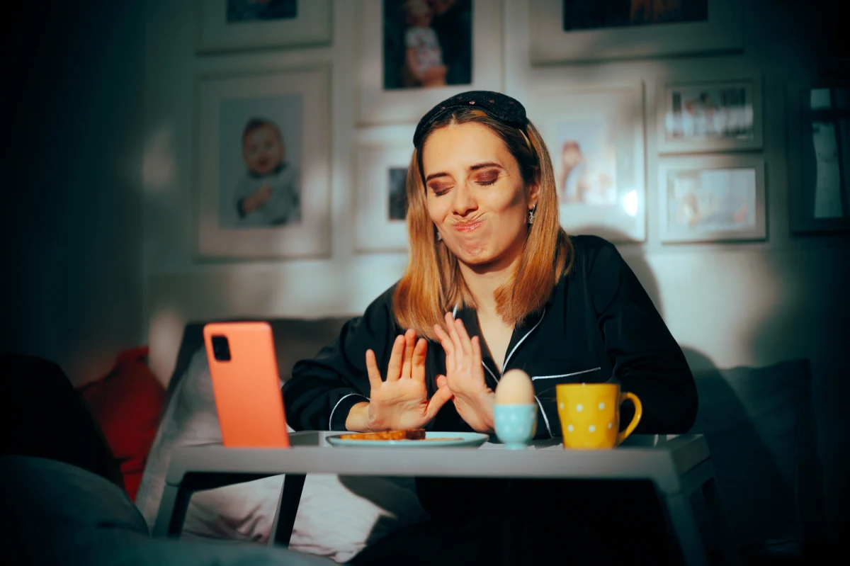 Nie musisz się martwić, jeśli czasem pominiesz posiłek, krótkotrwałe głodówki też nie wpływają negatywnie na sprawność umysłową większości zdrowych dorosłych - pisze na łamach czasopisma "Psychological Bulletin" miedzynarodowy zespół naukowców. W ostatnich latach post przerywany, czyli świadome ograniczanie jedzenia przez określony czas, stało się jednym z najpopularniejszych trendów żywieniowych. Zwolennicy tej metody podkreślają jej liczne korzyści zdrowotne - od poprawy wrażliwości na insulinę, przez wspomaganie procesów naprawczych w komórkach, aż po skuteczną kontrolę masy ciała. Pojawiają się równoczesnie obawy, czy brak jedzenia nie pogarsza zdolności koncentracji, czy podejmowania decyzji. Wygląda na to, że to obawy nieuzasadnione. 