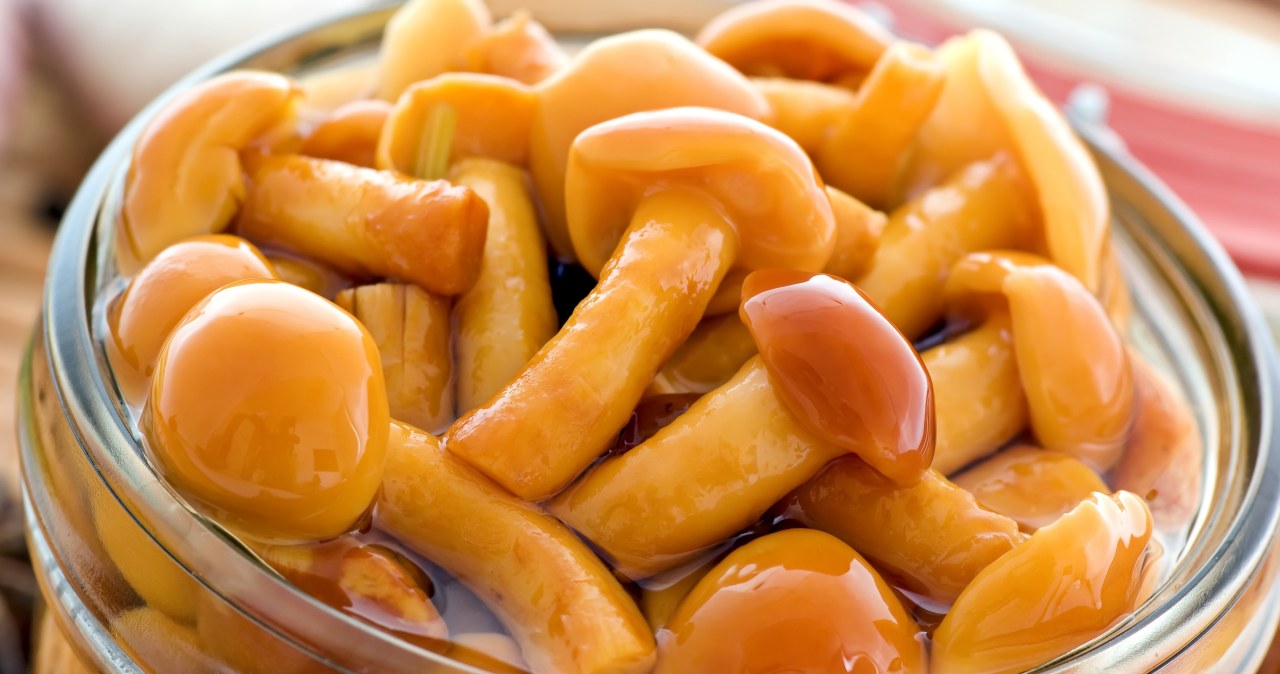 Te marynowane grzybki smakują wybornie. Zrobisz je w kilka chwil