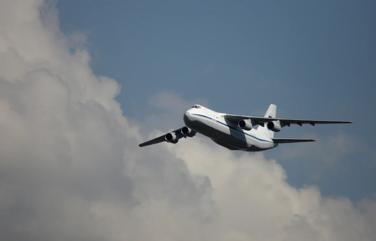 Rosyjski gigantyczny samolot transportowy An-124 Rusłan wylądował w Teheranie, wzbudzając spekulacje o przekazaniu Iranowi zaawansowanych systemów obrony powietrznej S-400 oraz nowoczesnych samolotów bojowych. Seria intensywnych lotów transportowych między Rosją a Iranem może zmienić równowagę sił na Bliskim Wschodzie.