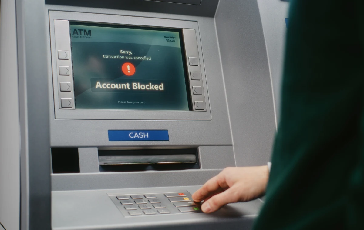 Bank internetowy Revolut zablokował konta rosyjskich klientów, którzy nie posiadają miejsca zamieszkania na terenie Unii Europejskiej. Decyzja ta jest efektem wejścia w życie 19. pakietu sankcji UE, nałożonych na Rosję w związku z inwazją na Ukrainę.