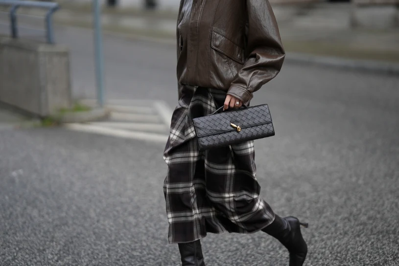 Najmodniejsze spódnice na jesień i zimę, które pokochają dojrzałe kobiety