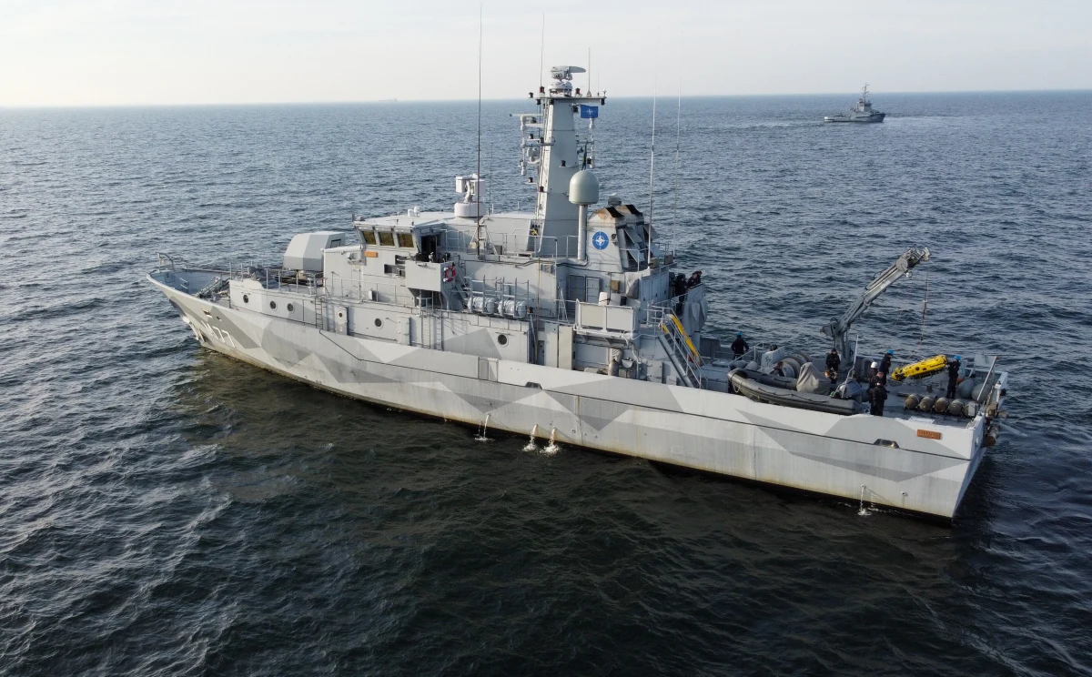 Okręty NATO rozpoczęły operację oczyszczania dna Zatoki Fińskiej z min morskich pozostałych po dawnych konfliktach. Prace prowadzone w ramach misji Baltic Sentry mają pomóc w monitorowaniu i ochronie kluczowej infrastruktury podwodnej w regionie.