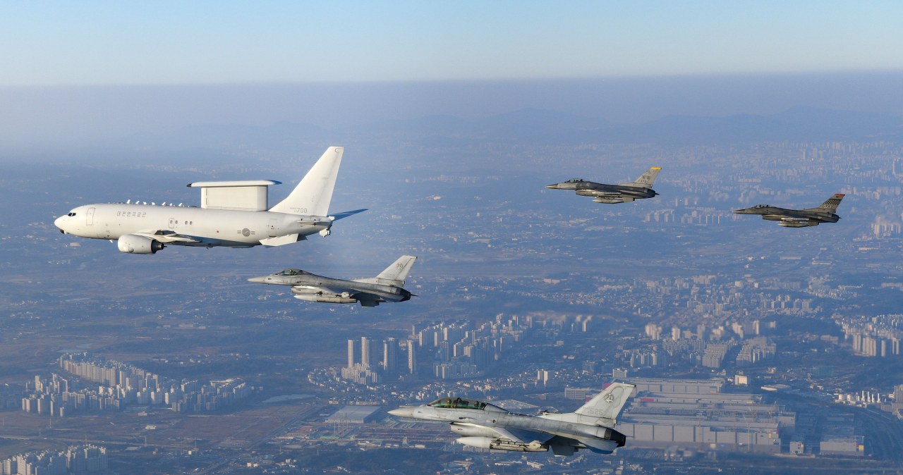 Pokaz siły przed wizytą szefa Pentagonu. Mówią o prowokacji