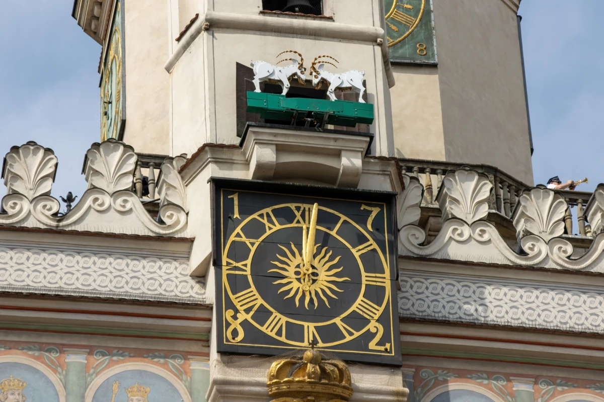 Od poniedziałku w centrum Poznania kierowców i pasażerów komunikacji miejskiej czekają poważne utrudnienia. Rozpoczyna się przebudowa mostu Bolesława Chrobrego oraz budowa nowej trasy tramwajowej na ul. Ratajczaka. Zmiany potrwają nawet trzy lata.