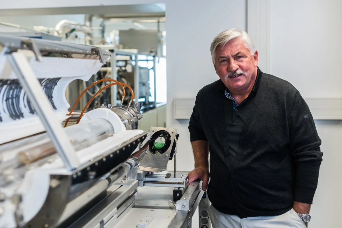 Fale terahercowe, wykorzystywane od dawna przez astronomów, mogą znaleźć wiele zastosowań na Ziemi, choćby w bezkontaktowej diagnostyce przemysłowej, kontroli bezpieczeństwa czy szybkiej telekomunikacji bezprzewodowej - mówi RMF FM prof. Wojciech Knap z Instytutu Wysokich Ciśnień PAN i Laboratorium CENTERA w CEZAMAT Politechniki Warszawskiej. Laureat Nagrody Fundacji na rzecz Nauki Polskiej 2025 w obszarze nauk matematyczno-fizycznych i inżynierskich za opracowanie nowych metod detekcji, wzmacniania i generowania fal terahercowych dla ultraszybkiej komunikacji bezprzewodowej przekonuje w rozmowie z Grzegorzem Jasińskim, że to obecnie jeden z najbardziej perspektywicznych obszarów fizyki i inżynierii materiałowej. 