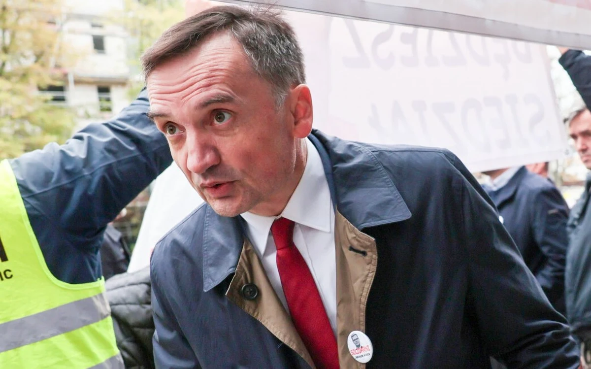 Zbigniew Ziobro złożył zawiadomienie o podejrzeniu popełnienia przestępstwa przez ministra sprawiedliwości Waldemara Żurka. Chodzi o wniosek ws. uchylenia immunitetu Ziobrze w związku ze śledztwem dotyczącym Funduszu Sprawiedliwości. Poseł PiS twierdzi, że wniosek jest nieskuteczny.