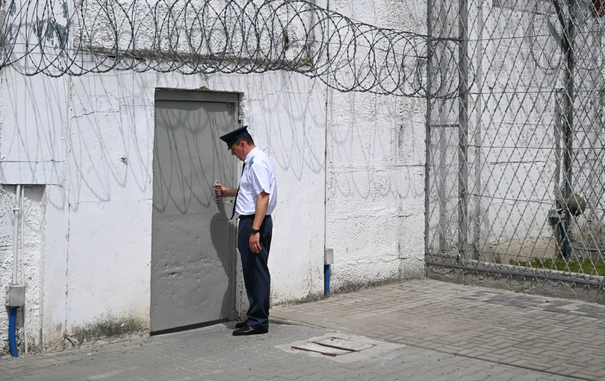 Przepiłowali brzeszczotem kraty okienne, wyszli z celi i wspięli się na dach budynku - w taki sposób dwóch osadzonych próbowało uciec z Aresztu Śledczego w Lublinie. Funkcjonariusze uniemożliwili ucieczkę, zanim aresztowani dotarli do pasa ochronnego. Sprawę wyjaśnia Centralny Zarząd Służby Więziennej.
