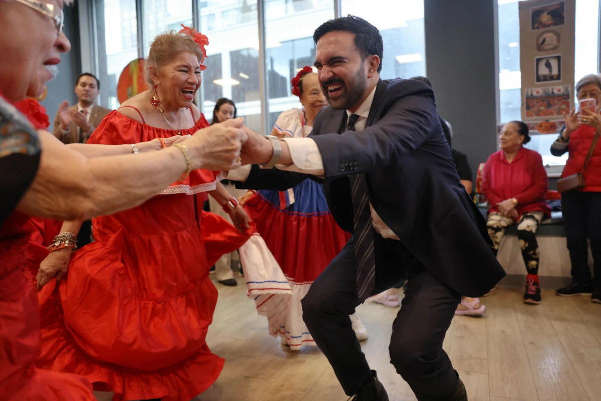 Nowy Jork żyje jednym nazwiskiem: Zohran Mamdani. Jeszcze niedawno niemal anonimowy polityk, dziś murowany faworyt wyścigu o fotel burmistrza. Młody, lewicowy muzułmanin chce nie tylko zamrozić czynsze i wprowadzić darmowe autobusy, lecz także rzuca wyzwanie samemu Donaldowi Trumpowi. Ten już zdążył zagrozić mieszkańcom Nowego Jorku, że - jeśli wybiorą Mamdaniego na burmistrza - być może odetnie metropolię od napływu gotówki z funduszy federalnych. 