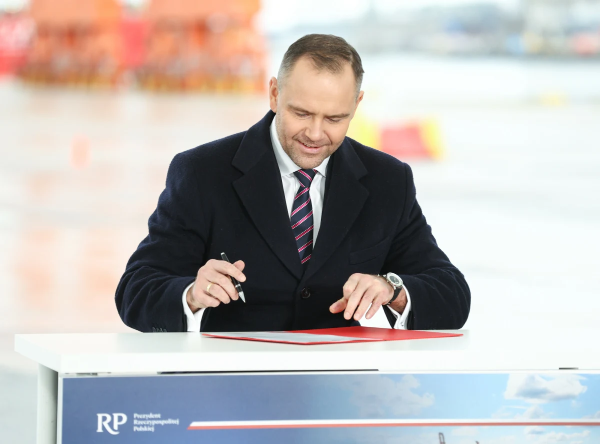 Już od 2026 roku miliony polskich rodzin mogą liczyć na znaczące wsparcie finansowe w ramach nowego programu znanego jako „1000 plus”. Wbrew potocznej nazwie nie jest to kolejny zasiłek, lecz przełomowa ulga podatkowa, która pozwoli rodzicom zatrzymać w portfelach nawet tysiąc złotych miesięcznie. Sprawdzamy, na czym polega nowa propozycja, kto będzie mógł z niej skorzystać i jak zmieni się sytuacja domowych budżetów.