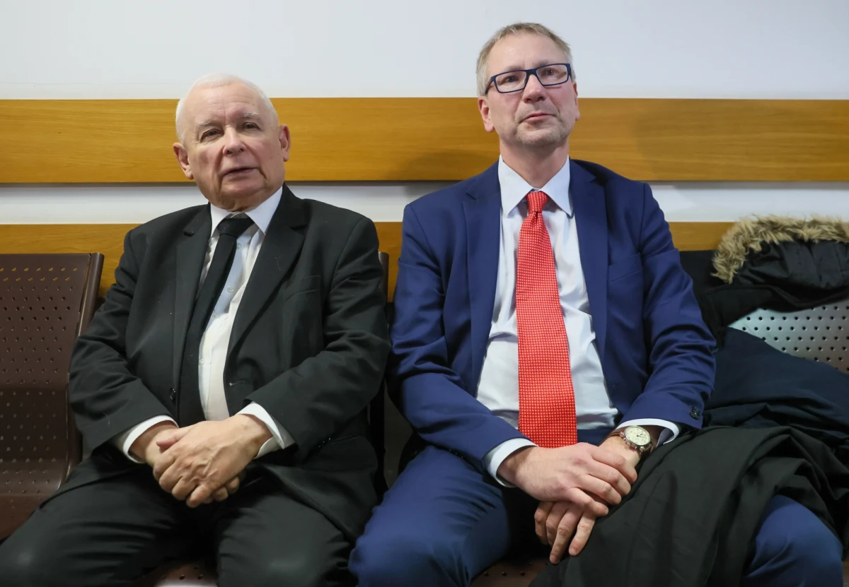 Jarosław Kaczyński pojawił się we wtorek w warszawskim sądzie rejonowym na rozprawie dotyczącej prywatnego aktu oskarżenia, który skierował przeciwko niemu europoseł KO Krzysztof Brejza. Sprawa dotyczy słów prezesa Prawa i Sprawiedliwości, które padły na sejmowej komisji śledczej ds. Pegasusa w marcu ubiegłego roku. Kaczyński miał wówczas powiedzieć o Brejzie: "Znaczący polityk formacji opozycyjnej dopuszcza się bardzo poważnych, a przy tym odrażających przestępstw". W związku z oskarżeniem prywatnym Brejzy Sejm w marcu tego roku uchylił prezesowi PiS immunitet. Pełnomocniczka europosła zaznaczyła, że jeśli Kaczyński przeprosi za swoje słowa, przeprosiny zostaną przyjęte. Inaczej - sprawę będzie rozstrzygał sąd. "Miałem obowiązek przekazać wiedzę o sprawie Brejzy" - powiedział prezes PiS. Kolejne posiedzenie w tej sprawie odbędzie się 9 grudnia.