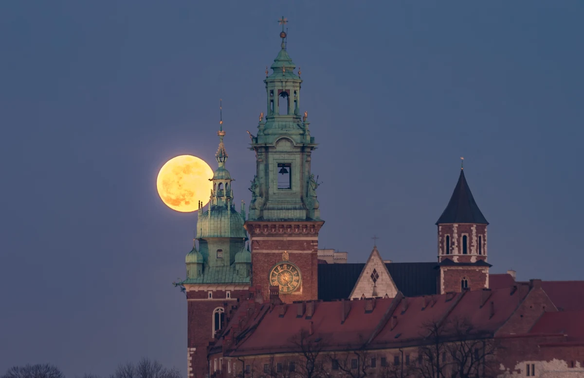 Już 5 listopada niebo rozświetli wyjątkowe zjawisko astronomiczne – superpełnia Księżyca. To właśnie tej nocy Srebrny Glob znajdzie się najbliżej Ziemi w całym 2025 roku, oferując niezapomniane widoki dla wszystkich miłośników astronomii i nocnych obserwacji. Warto przygotować się na to wydarzenie, bo kolejna taka okazja nieprędko się powtórzy.