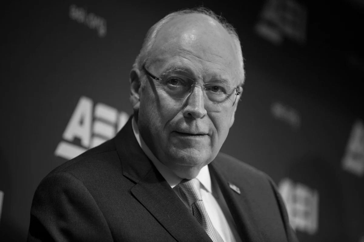 Dick Cheney, były wiceprezydent Stanów Zjednoczonych i jedna z kluczowych postaci amerykańskiej polityki początku XXI wieku, nie żyje. Polityk miał 84 lata. Były wiceprezydent USA w administracji George’a W. Busha odegrał kluczową rolę w kształtowaniu polityki Stanów Zjednoczonych po atakach z 11 września 2001 roku.