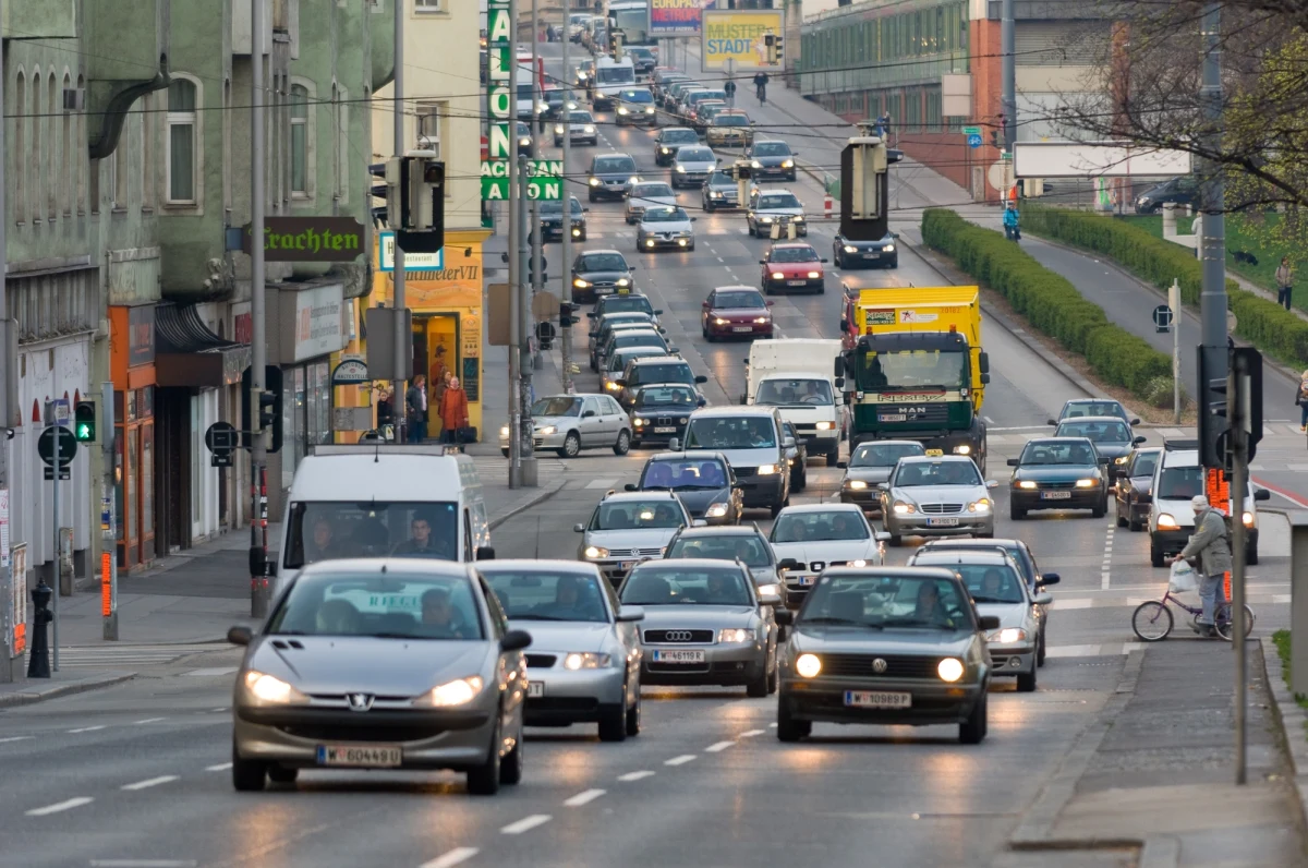 Od maja 2026 roku Austria planuje rewolucyjną zmianę w przepisach ruchu drogowego. Wjazd do wybranych stref miejskich będzie automatycznie monitorowany przez kamery, a nieuprawnionym kierowcom grożą surowe mandaty – nawet do 2180 euro! System obejmie zarówno Austriaków, jak i zagranicznych turystów. 