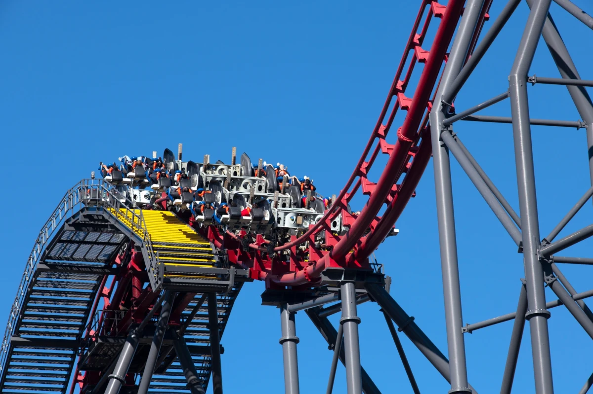 Po pięciu dekadach pełnych emocji, śmiechu i niezapomnianych przejażdżek, Six Flags America - znany jako "stolica adrenaliny Waszyngtonu" - oficjalnie zakończył działalność. Decyzja o zamknięciu parku rozrywki w Bowie w stanie Maryland wywołała falę wspomnień i wzruszeń wśród fanów tego miejsca. 