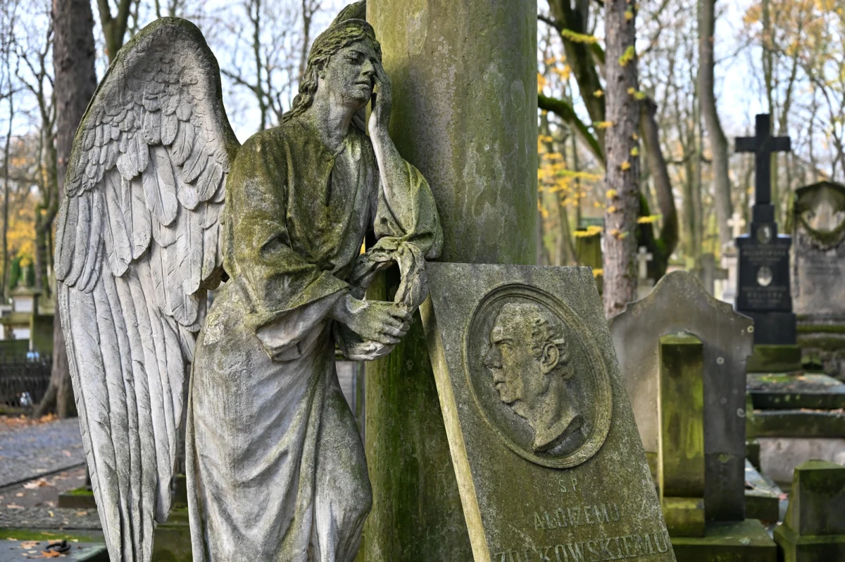 235 lat temu w Warszawie powstał Cmentarz Powązkowski – miejsce, które stało się nie tylko nekropolią, ale także swoistym panteonem polskiej historii, sztuki i pamięci. Przez ponad dwa wieki spoczęło tu ponad milion osób, a każda z nich wniosła swój wkład w dzieje stolicy i całej Polski. Stare Powązki to dziś nie tylko cmentarz, ale także muzeum pod gołym niebem, symbol narodowej tożsamości i przestrzeń, w której historia spotyka się z teraźniejszością.