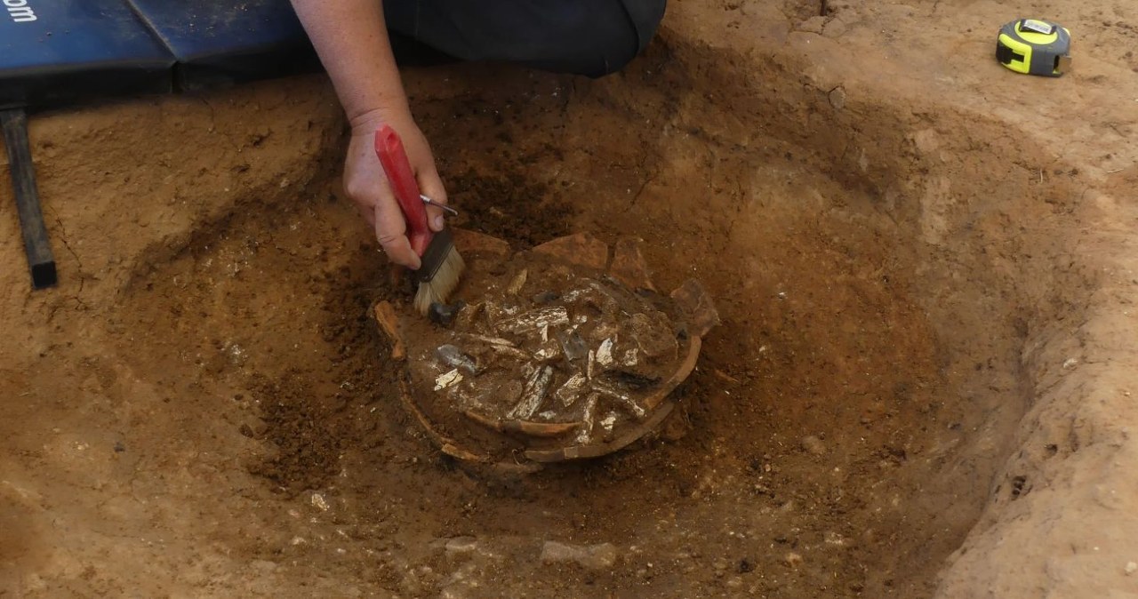Groby, które "piły" za zmarłych. Niezwykłe odkrycie archeologów