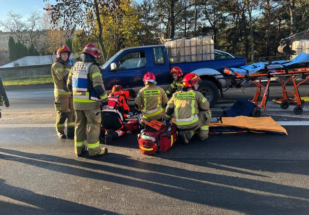 Do szpitala trafiły dwie 15-latki, które we wtorek zostały potrącone na przejściu dla pieszych przez 36-letniego kierowcę nissana. Jedna została przetransportowana karetką, druga - śmigłowcem Lotniczego Pogotowia Ratunkowego. Do dramatu doszło w Łasku w województwie łódzkim. Kierowca był trzeźwy.