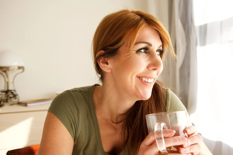 Poprawia mikrokrążenie, ożywia i ujędrnia skórę. Pij codziennie