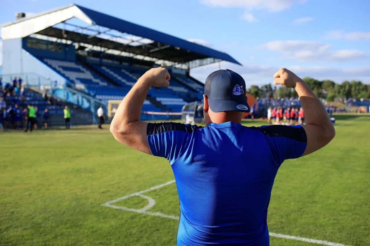 Trwa rozbiórka trybuny głównej stadionu Ruchu Chorzów oraz budynku klubowego. Spółka ADM Serwis, odpowiedzialna za powstanie nowego stadionu przy ul. Cichej, zdradziła szczegóły dotyczące inwestycji. Nowa arena "Niebieskich" pomieści 22 tys. widzów. Co ciekawe, obiekt ma być obrócony o 90 stopni względem obecnego.